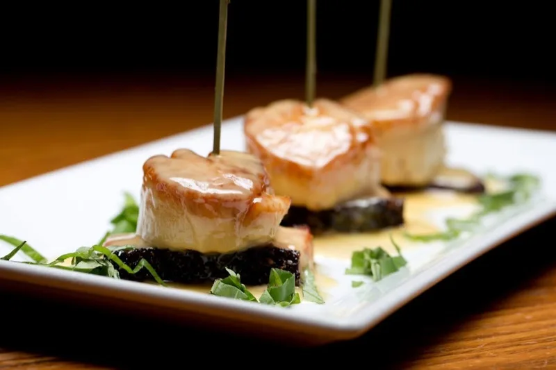 Pan-seared scallops with tomatoes